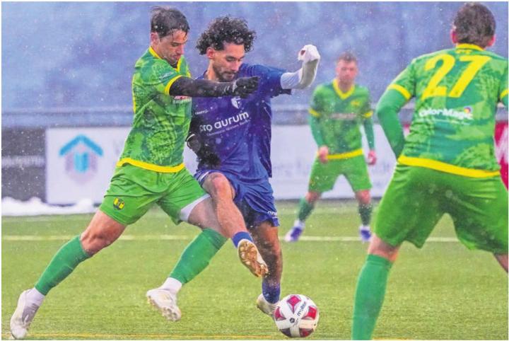 Gianluca Sforza (links) im Zweikampf mit Fabio Milazzo. Letzterer erzielte das erste von vier Toren für Wohlen U23. Bild: Andy Müller Gianluca Sforza (links) im Zweikampf mit Fabio Milazzo. Letzterer erzielte das erste von vier Toren für Wohlen U23. Bild: Andy Müller