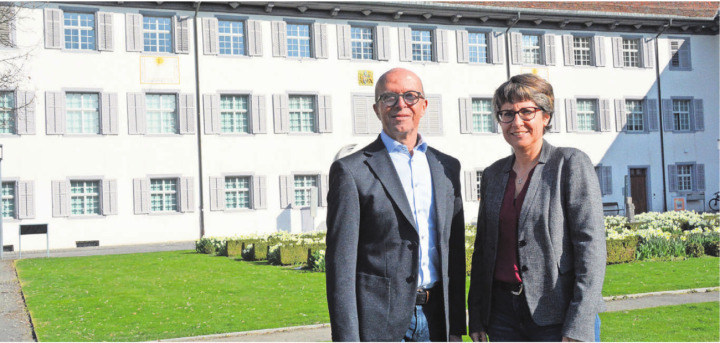 Stiftungsratspräsident Röbi Barrer und Geschäftsführerin Cindy Mäder vor dem Singisenflügel  bald soll auch dieser aussen renoviert werden. Bild: Annemarie Keusch
