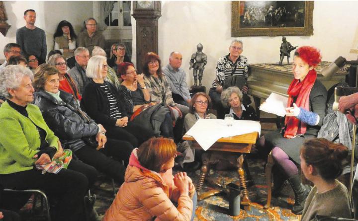 Vom Wesentlichen und Wenigen: Corinne Dobler 
schliesst den Abend mit pointierten Slam-Texten ab.
Bilder: Gianna Schläpfer