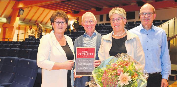 Sie durften sich feiern lassen: Josef und Priska Stierli, flankiert von Gemeindevizepräsidentin Milly Stöckli und Hanspeter Frey, Präsident der Ortsbürgerkommission. Bild: Thomas Stöckli