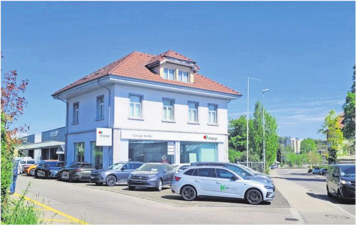 Diese 5½-Zimmer-Wohnung (oben) an der Bahnhofstrasse in Dottikon wurde versteigert.