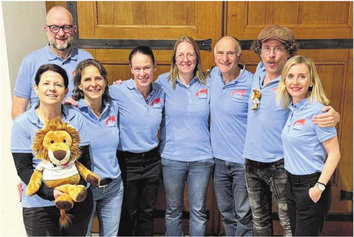 Der Vorstand von Bremgarten Tourismus (von links): Claudia Bamert mit Maskottchen «Leo», Ralph Nikolaiski, Ruth Meier (Co-Präsidentin), Martina Eller, Sarina Kaufmann, der verabschiedete Tschösy Meier (neu Ehrenmitglied), Franky Weber und Sonja Schneiderbauer (Co-Präsidentin). Es fehlt: Juri Tirez. Bild: zg Der Vorstand von Bremgarten Tourismus (von links): Claudia Bamert mit Maskottchen «Leo», Ralph Nikolaiski, Ruth Meier (Co-Präsidentin), Martina Eller, Sarina Kaufmann, der verabschiedete Tschösy Meier (neu Ehrenmitglied), Franky Weber und Sonja Schneiderbauer (Co-Präsidentin). Es fehlt: Juri Tirez. Bild: zg