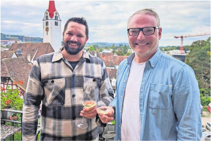 Prosit: Sandro Schmid (links) und Peter Werder freuen sich über ihre Wahl in den Stadtrat. Bild: Marco Huwyler
