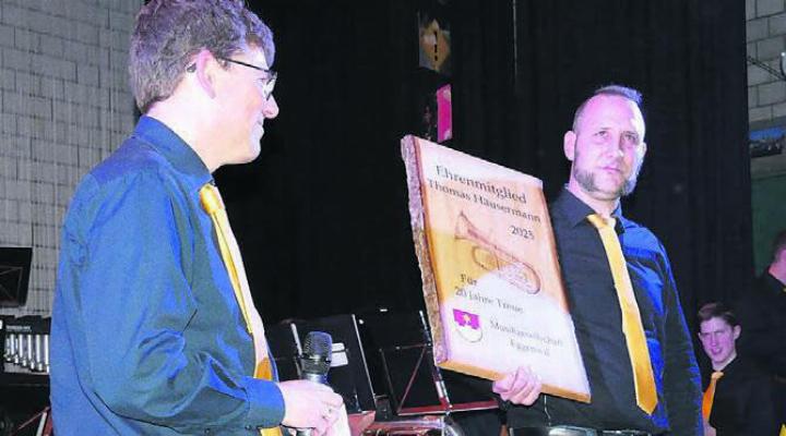 Thomas Häusermann (rechts) wurde durch den Präsidenten Stefan Martin zum Ehrenmitglied ernannt. Bild: tre