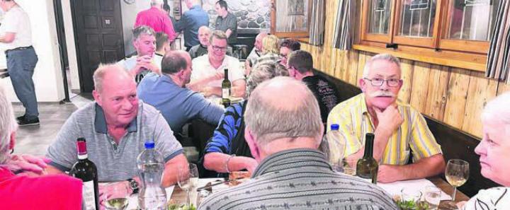 Gemütlich ging es unter den rund 35 Mitgliedern des Gewerbevereins zu. Bild: zg