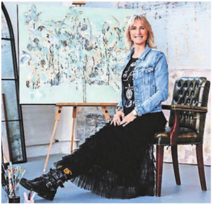 Künstlerin Denise Frunz kombiniert ihre Werke mit Mode. Bild: zg