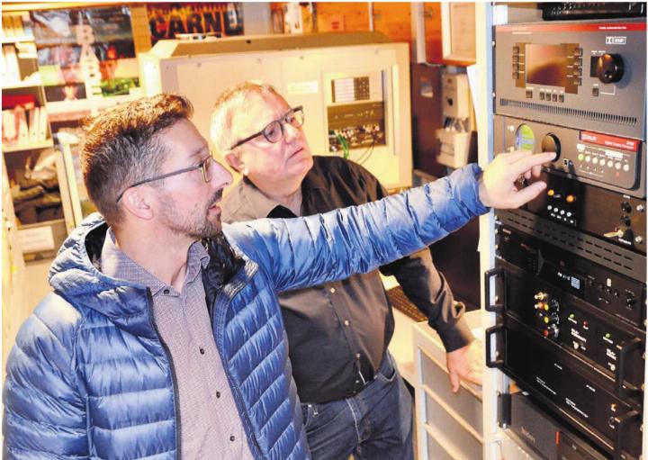 Thomas Haller (vorne) und Reto Holzgang bieten Einblick in die Audio-Technik, die nach 35 Jahren ersetzt wird. Im Hintergrund der Beamer, der im Sommer folgen soll. Bild: Thomas Stöckli