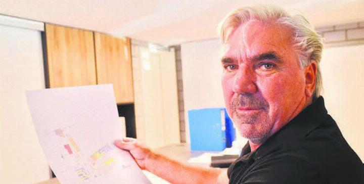 OK-Präsident Josef Villiger mit dem Plan des Messegeländes für die SIGA 25. Bild: tst