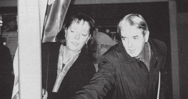 Ursula Lightowler, Präsidentin des Verkehrsvereins, und Frey Zobrist hissen die Fahne mit dem Aufdruck «Tourist-Information» in Bremgarten. Bild: Archiv