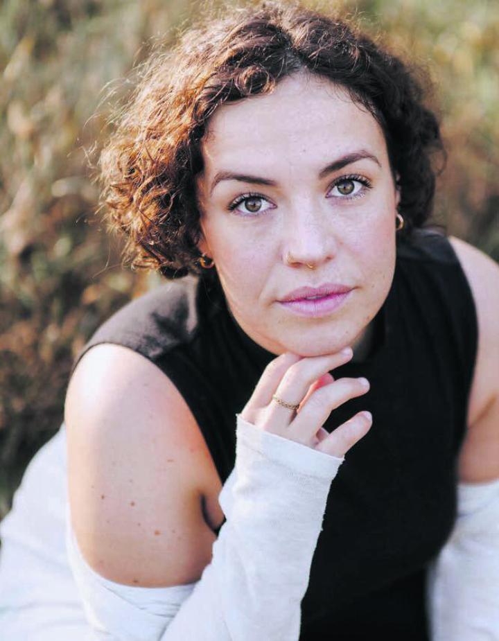Julia Frischknecht ist Politikerin und Kulturliebhaberin – und als Klassische Sängerin möchte sie eine erfolgreiche Karriere auf die Bühnen zaubern.