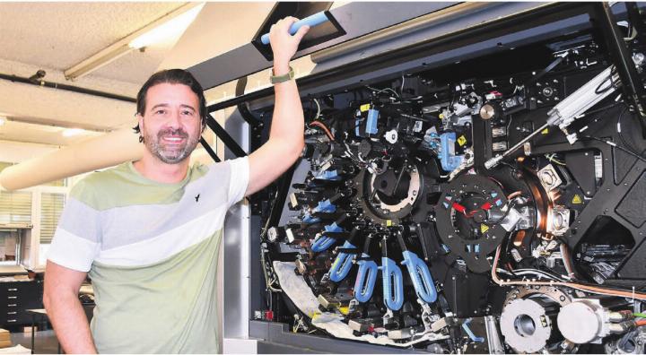 «Kasi»-Geschäftsführer Simone Iannantuoni vor der grossen Digitaldruckmaschine. Diese war wichtig beim Strategiewechsel und hat mitgeholfen, im Digitaldruck eine führende Rolle zu übernehmen.
Bild: Daniel Marti