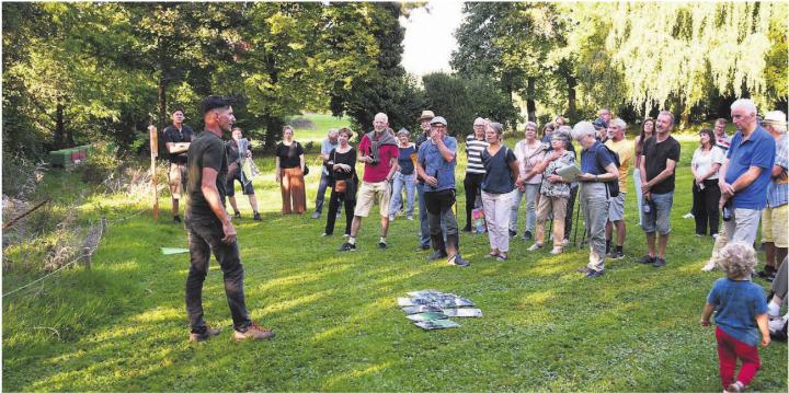 René Neiger zeigte die Entstehung des aufgewerteten Grünstreifens im Park der Pflegi Muri. Er gab zahlreiche Tipps für private Gärten bei der Umsetzung einer aufgewerteten Grünfläche. Bilder: Verena Anna Wigger