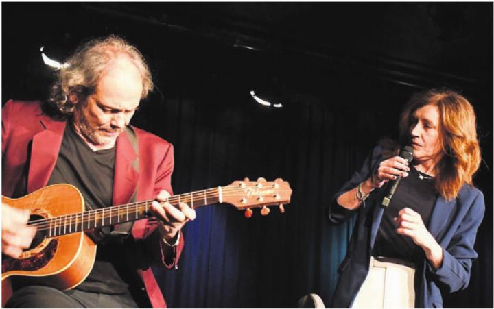 Sina führt das Gespräch perfekt und begeisterte zwischendurch mit ein paar Songs.