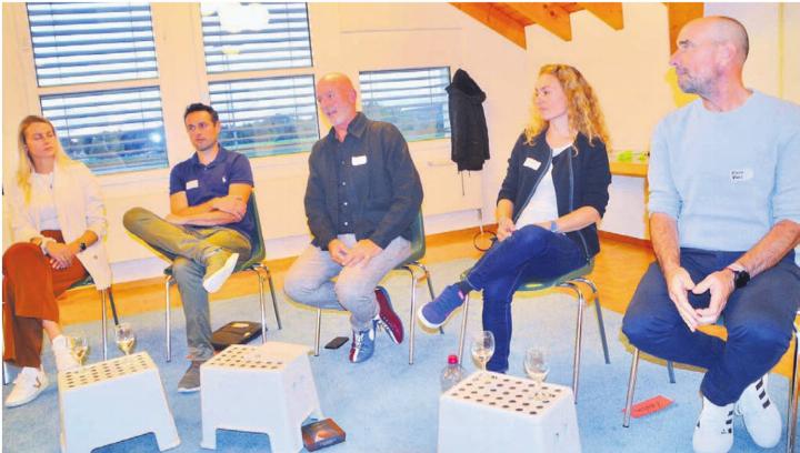 Wie soll das Bahnhof-Areal Benzenschwil weiterentwickelt werden? Es diskutierten, von links: Katja Schwegler (SBB Immobilien), Yvan Stalder (Kommission), Thomas Graf (Moderation), Doris Fischer (Kommission) und Gemeinderat Kevin Vaes. Bilder: Thomas Stöckli / zg