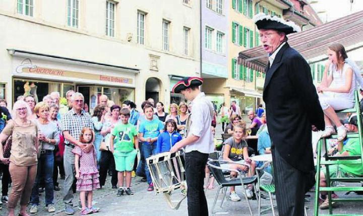 Bremgarter Geschichte, auf unterhaltsame Art vorgetragen: Stadtführer Hans Peter Flückiger als Berner Landvogt, 2017 vor dem Gasthaus «Engel» in der Marktgasse. Bild: Archiv