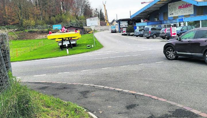 Die Zufahrt ins neue Gewerbegebiet direkt bei der Mäder AG soll verbreitert werden, dazu braucht es eine Umzonung. Bild: chh