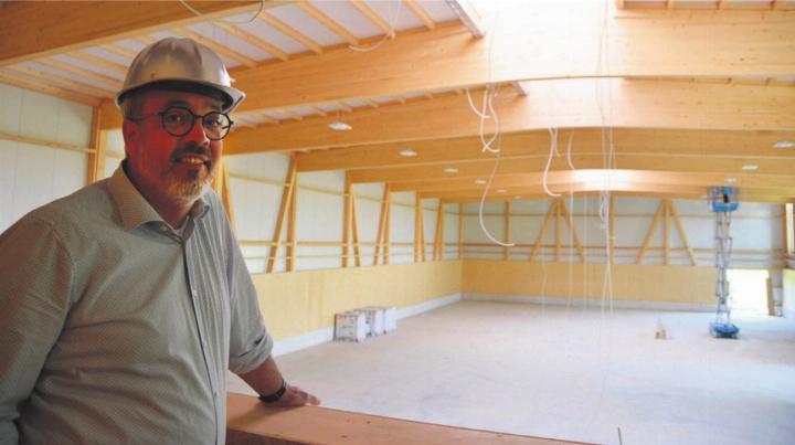 Blick auf die sich im Bau befindende Trainingshalle. Arno Zaugg, Leiter Immobilien der Gemeinde Muri, ist hoch erfreut über den Baufortschritt. Bilder: Annemarie Keusch