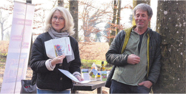 Karin Renner leitet das Betreuungsteam des Sagenwegs, Alex Schaufelbühl ist einer der Mitinitianten  beide freuen sich über die neue App. Bild: Annemarie Keusch