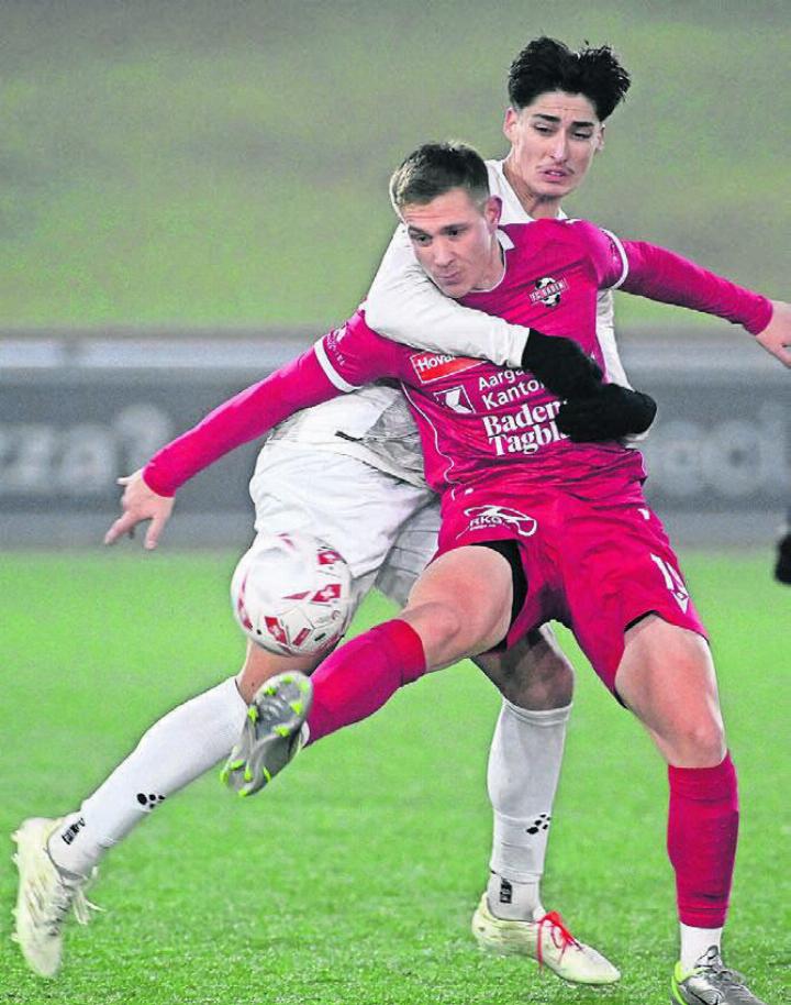 Sebastian Barrera vom FC Wohlen gegen Nenad Zivkovic (FC Baden). Bild: awa