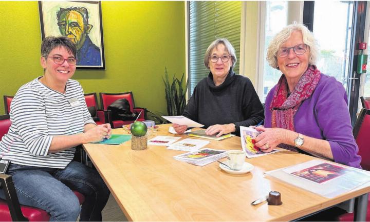Lea Bruder vom Bifang (links) nimmt mit Freude die Vergabung entgegen. Christine Freudenthaler (Vizepräsidentin) und Marianne Tannheimer (Präsidentin, rechts) vom Verein Brockenstube übergeben die Gutscheine. 
Bild: Stefan Sprenger