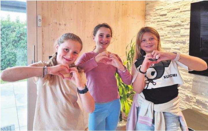 Maja und Lena Link und Lia Huber (v. l.) mit dem Herz für Kinder. Aber auch für die Besucher ihrer Aufführung. Bild: Verena Anna Wigger