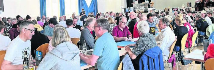 Unter den 120 Jasserinnen und Jassern herrschte stets eine gute Stimmung im voll besetzten Casino-Saal. Bilder: Walter Minder