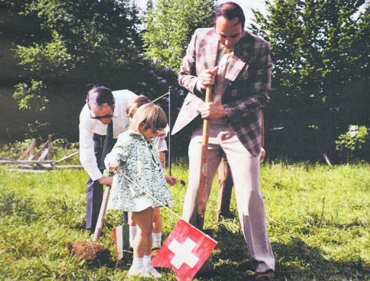 Da waren Macher am Werk: Im Mai 1973 erfolgte der Spatenstich (Bild), im Juni 1974 konnte der Kinderhort an der Oberen Farnbühlstrasse eingeweiht werden.