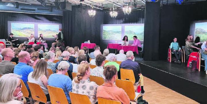 Gut besucht wurde die Premiere, nicht nur der Zug war voll. Bild: vaw