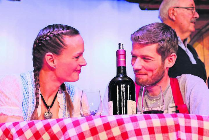 Gritli, gespielt von Ramona Arnold, und Martin, gespielt von Martin Bachmann, geniessen die Zweisamkeit. Bilder: ci