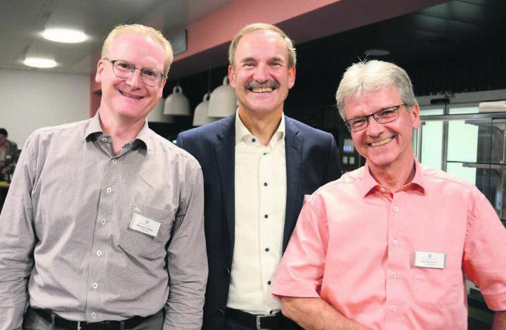 Nahtloser Übergang: Vizepräsident Bernhard Wespi (links) überlässt sein Amt dem bisherigen Leiter Finanzen Rolf Muntwyler (rechts). Sehr zur Freude von Präsident Mike Lauper. Bild: Chregi Hansen