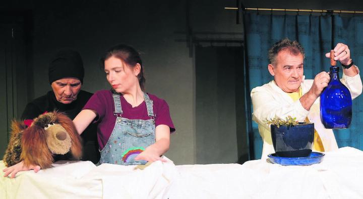 Barbara Berner mit Hund Bello und Maxi (Fabienne Bossart) sowie ihr Vater (Willy Müller) mit der ominösen blauen Flasche. Bild: zg