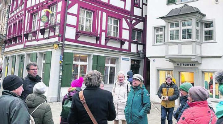 Aufmerksame Zuhörer bei der Stadtführung in St.Gallen. Bild: zg