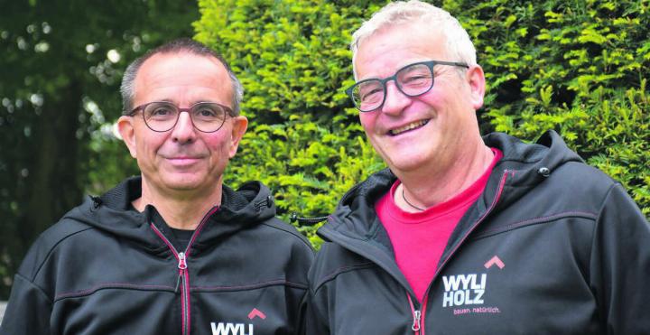 Max Wyder, links, und Max Lindenmann haben ihre Vision aufleben lassen. Sie freuen sich auf den Tag der offenen Tür am 24. Mai von 10 bis 16 Uhr. Aus Anlass des 25-Jahr-Jubiläums laden sie die Bevölkerung ein, mitzufeiern und ihren Betrieb an der Pilatusstrasse 28 zu besichtigen. Bild: Verena Anna Wigger