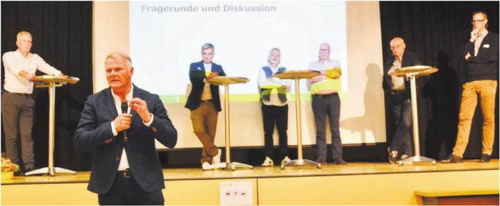 Gemeindeammann Stefan Zemp (vorne) mit den Podiumsteilnehmern, von links: Moderator Rolf Schmid, Windpark-Gegner Stefan Schimon, Gemeinderat Jürg Barmettler, Windpark-Befürworter Albert Betschart, Hermann Bütler (Begleitgruppe) und David Gautschi (Windpark Lindenberg AG). Bild: Thomas Stöckli