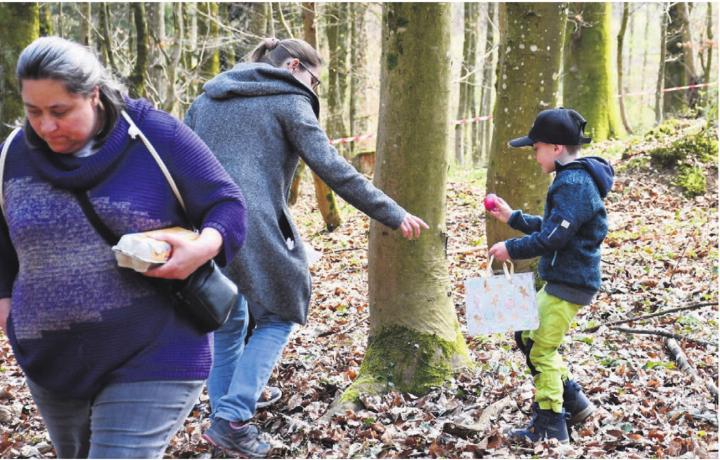 Die Freude über jedes gefunde Ei, ist bei den Erwachsenen und Kindern gross. Bilder: Verena Anna Wigger