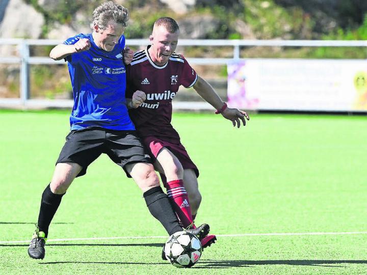 Nils Leutert (rechts) kennt man normalerweise von der Freiämter Ringerstaffel. Am 75-Jahr-Jubiläum des FC Muri schnürte er die Fussballschuhe und trat unter anderem gegen Grossratspolitiker Jonas Fricker an. Bild: Alexander Wagner