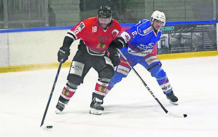 Fi-Gös Patrick Bula (links) und Wohlens Andreas Meyer im Duell. Das erste Derby war mit einem 11:3 für Fischbach-Göslikon eine klare Sache. Wohlen hofft, diesmal so lange wie möglich dagegenhalten zu können. Bild: Archiv/jl