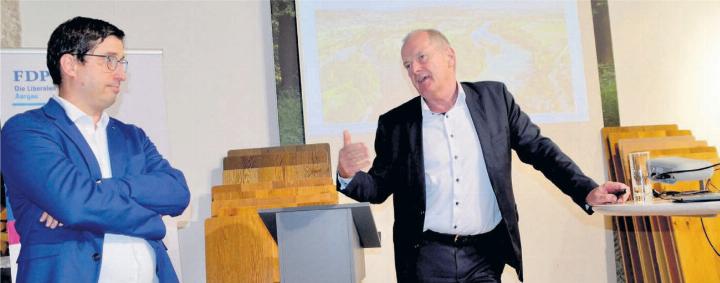 Grossrat Stefan Huwyler durfte Stephan Attiger (rechts), Vorsteher des kantonalen Departements Bau, Verkehr und Umwelt, als Referent begrüssen. Bild: Thomas Stöckli