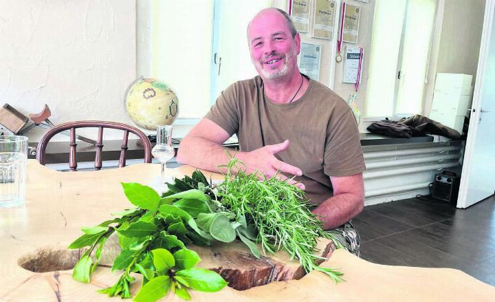 Daniel Röthlisberger kreiert mit vielen Zutaten – auch frischen Kräutern – den Herbst-Gin. Bilder: Britta Müller