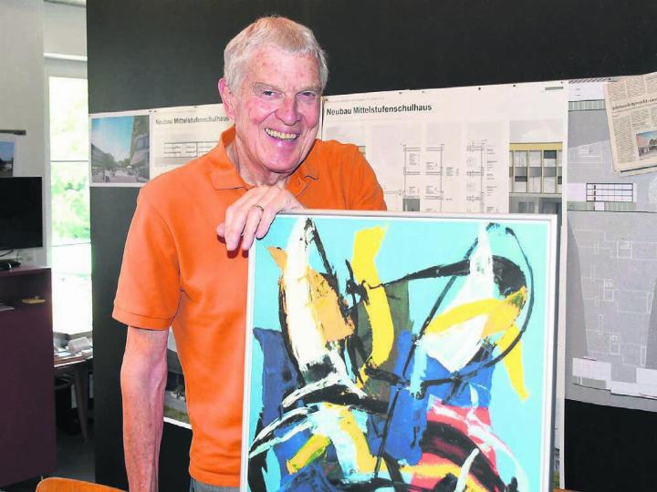 Einblick in ein riesiges Lebenswerk: Luca Montanarini mit einem Werk seines Vaters Luigi Montanarini. Bild: Daniel Marti