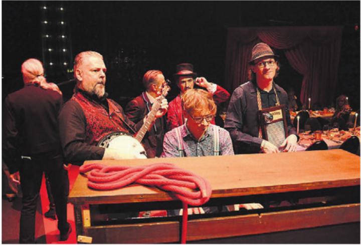 Die Band mit Danny Hertach, Lukas Stäger und Stephan Felber (von links) spielt vor der eigentlichen Show bereits mitten im Publikum.