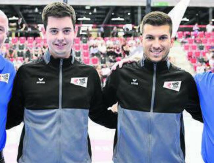 Philippe Maurer (links) und Sergio Abalo durften gleich mehrere Finalspiele im Schweizer Handball pfeifen. Bild: Archiv/awa