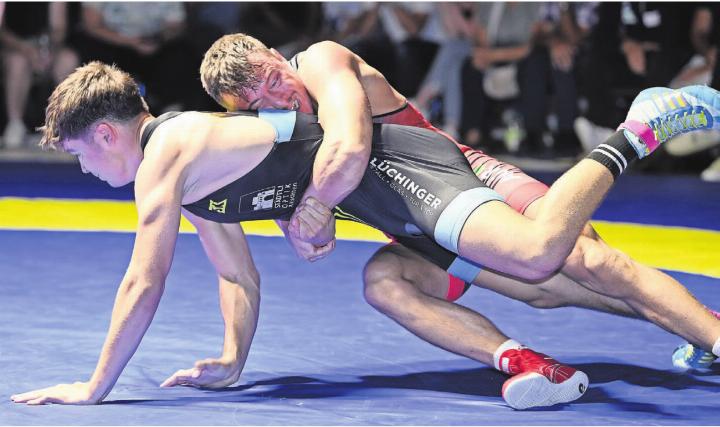Letzter Kampf beim Stand von 15:15. Michael Bucher (oben) macht gegen den Kriesserner Reto Steger alles klar und holt den Startsieg. Bild: Alexander Wagner