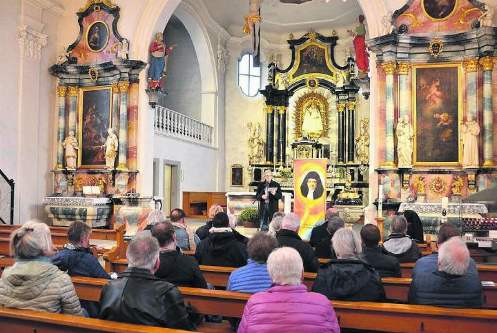 Matthias Schüepp, Synodenpräsident, begrüsst die Synodalen, die Mitglieder des Kirchenparlaments der römisch-katholischen Kirche im Aargau, in der römisch-katholischen Pfarrei St. Nikolaus in Auw. Bild: zg