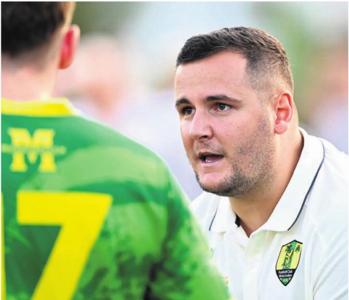 Kann, nachdem er zwei Spielsperren kassiert hat, im Derby seinem Team keine Anweisungen geben: Mutschellen-Trainer Shani Tarashaj. Bild: Archiv/awa