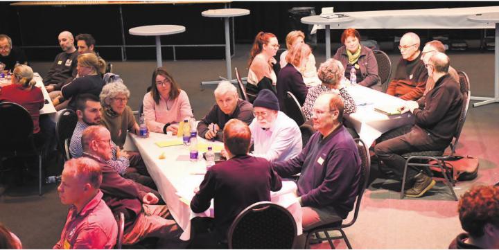 World-Café mit angeregten Diskussionen an insgesamt acht Tischen: Die Kulturakteure kamen dabei zu wichtigen Erkenntnissen. Bilder: Daniel Marti World-Café mit angeregten Diskussionen an insgesamt acht Tischen: Die Kulturakteure kamen dabei zu wichtigen Erkenntnissen. Bilder: Daniel Marti