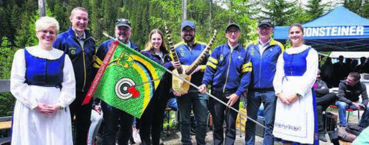 Die erfolgreichen Schützen mit Ehrendamen und dem Wanderpreis (von links): Markus Mathis, Gerry Koch, Selina Koch, Dominic Suter, Willy Weber, Stefan Furrer. Bild: zg