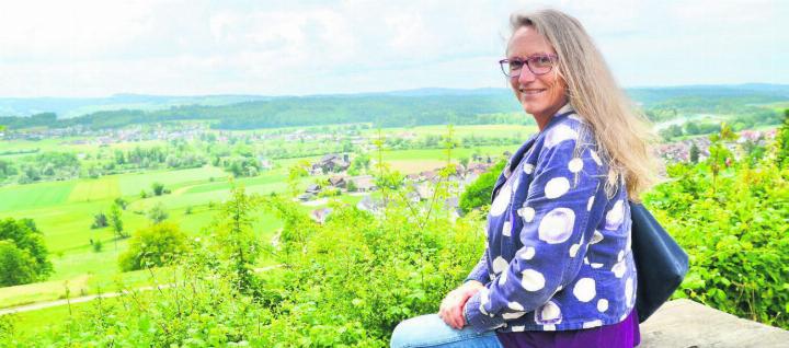 In der Natur und in Bewegung könne das Hirn freier arbeiten, sagt Barbara Weber, abtretende Frau Vizeammann von Oberlunkhofen, mit Blick übers Reusstal. Bilder: Thomas Stöckli / Archiv