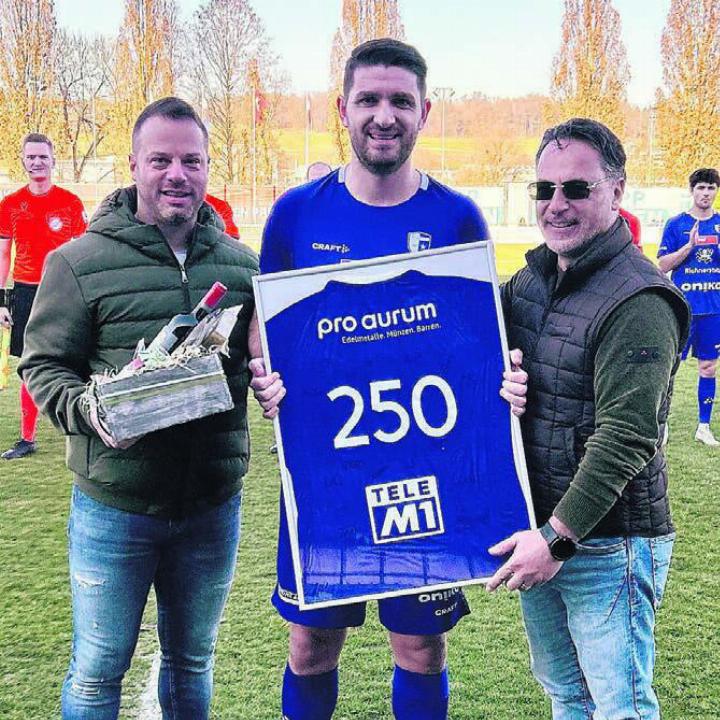 Vor dem Spiel geehrt, im Spiel das goldene Tor erzielt: Alban Pnishi (Mitte) mit den FCW-Sportchefs Carmine Viceconte (links) und Gregi Trovato. Bild: zg