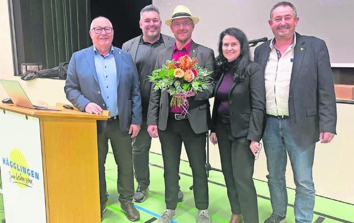 Peter Wyss wird an seiner letzten Versammlung von seinen Gemeinderatskollegen gewürdigt und verabschiedet (von links): Ammann Franz Schaad, Röbi Wirz, Peter Wyss, Sonja Gass und Vizeammann Ruedi Schmid. Bilder: Britta Müller
